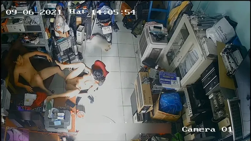 Người vợ anh xã làm tình nhau trong của hàng máy tính