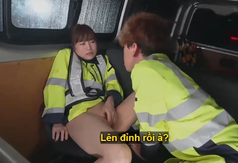 Người vợ đi làm kiếm thêm phụ anh xã rồi lại rung động với cậu trai trẻ vì thiếu thốn